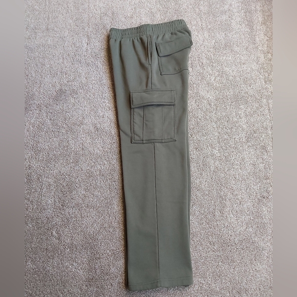 Refuge Dark Green Cropped Zip Up Hoodie and Cargo Wide Leg Sweatpants - Picture 7 of 9